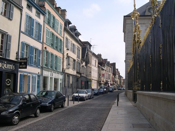  rue commerçante devant l'Hôtel Dieu